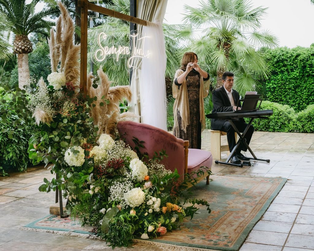 altar personalizado para una boda al aire libre