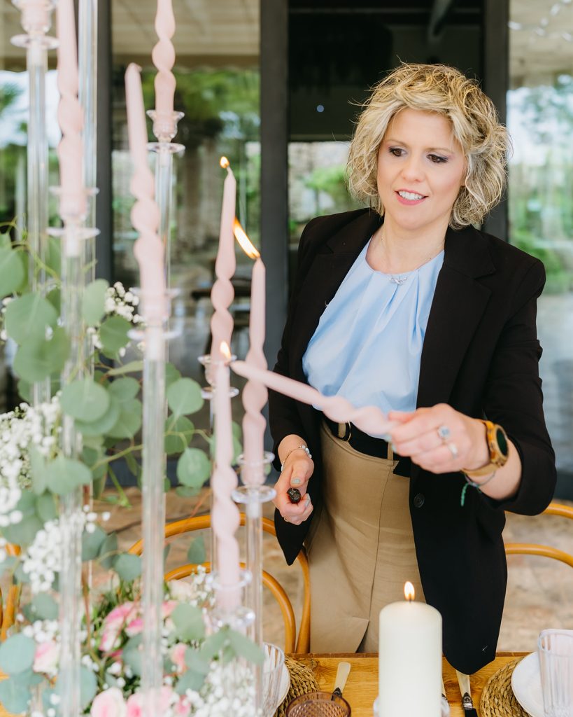 Sonia ultimando los detalles de la decoración