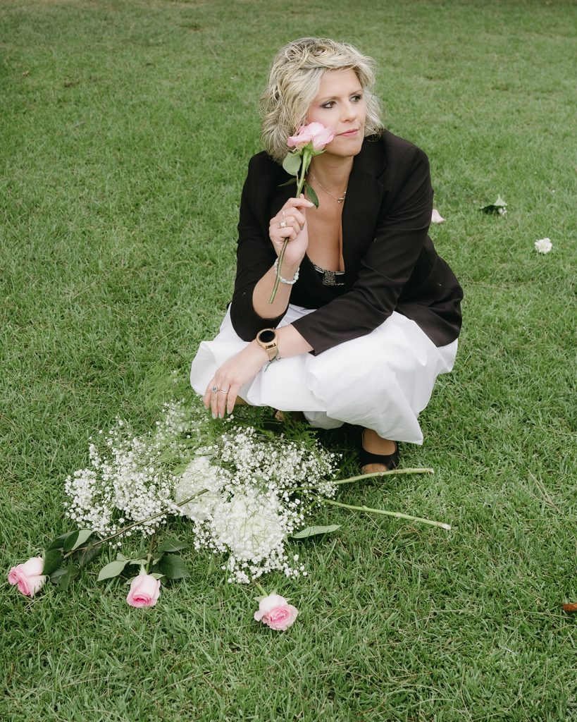 sonia sujetando flores